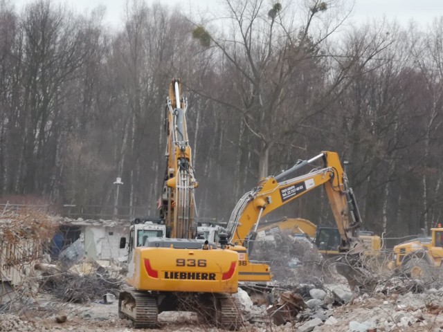 Prace rozbiórkowe na terenie dawnego MTK. Dziś jest to działka należąca do spółki AtalZobacz kolejne zdjęcia. Przesuwaj zdjęcia w prawo - naciśnij strzałkę lub przycisk NASTĘPNE