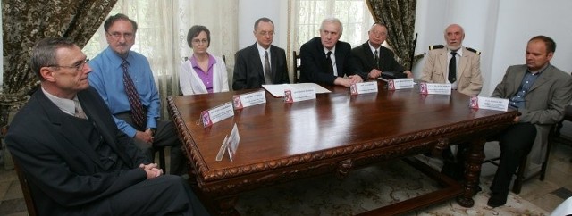 Od lewej siedzą: dr hab. inż. Sławomir Kaczmarek, prof. dr hab. Czesław Rudowicz, prof. dr hab. Inga Iwasiów, prof. Antoni Morawski (kapituła konkursu), prof. Jan Lubiński (kapituła konkursu), prof. Edward Kołakowski (kapituła konkursu), prof. dr hab. inż. Jurij Krawcow, dr inż. Krzysztof Bizio.