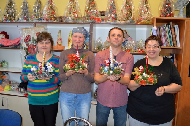Uczestnicy warsztatów prezentują najnowszą kolekcję świątecznych stroików na Boże Narodzenie