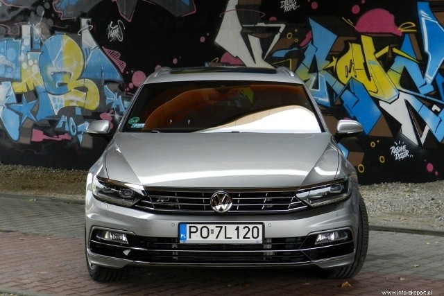 Volkswagen Passat Variant 2.0 TDI R-LineVolkswagen Passat to światowy bestseller, który od początku swojej produkcji sprzedał się na całym świecie w liczbie przeszło 22 milionów egzemplarzy. Debiut najnowszej wersji miał miejsce w Poczdamie na początku lipca 2014 roku. Do sprzedaży trafił jednocześnie jako 4-drzwiowa limuzyna i 5-drzwiowe kombi (Variant).fot. Robert Kulczyk – Info-Ekspert