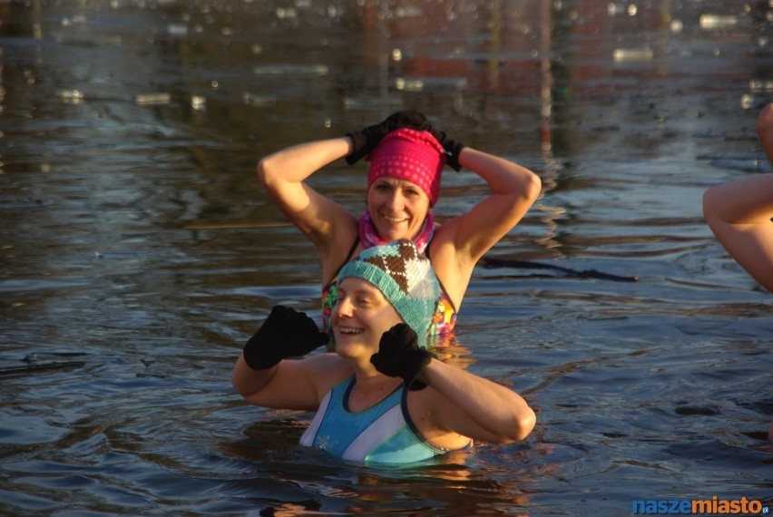 Morsy w Osiecznej: Coraz więcej amatorów zimnych kąpieli