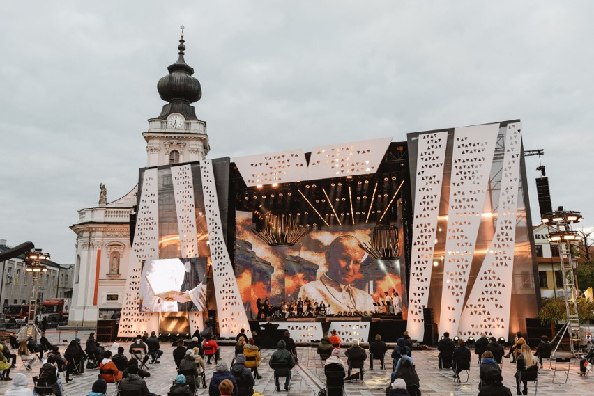 Plac Jana Pawła II. Koncert w Wadowicach, które są w...