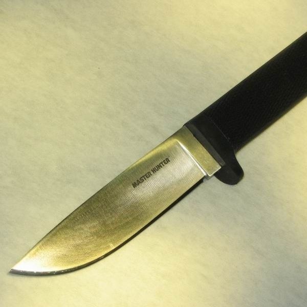 Mieszkaniec Ostrowca kuchennym nożem zabił matkę kolegi i zranił kolegę.