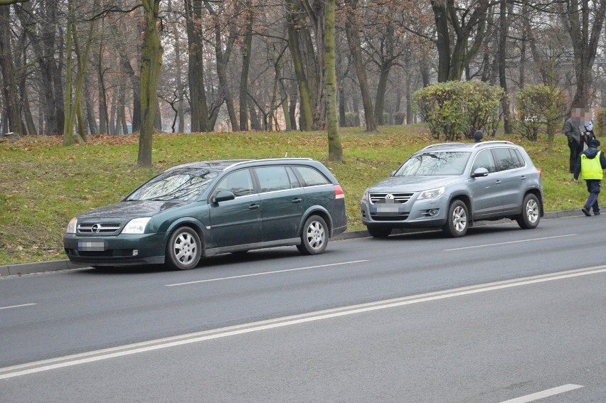 Kolizja trzech aut przy zjeździe z ronda [ZDJĘCIA]