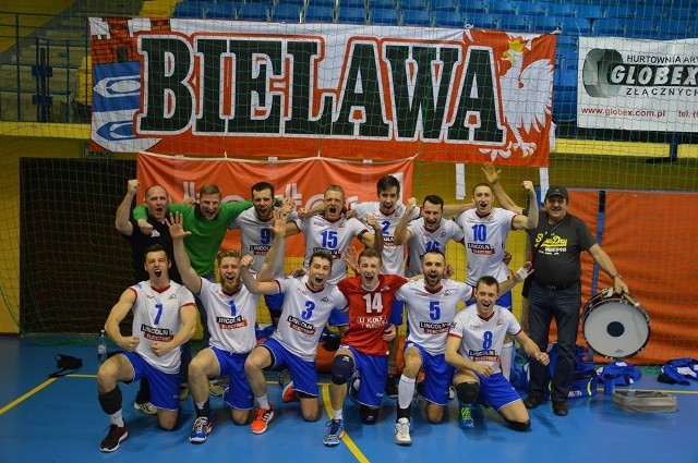 Siatkarska Bielawianka Bester Bielawa - kwiecień 2015 (II liga). Od lewej w górnym rzędzie: Andrzej Zemanek, nasz rozmówca - trener Marcin Jarosz, Michał Glinka, Tomasz Surtel, Łukasz Jurczyński, Jarosław Pizuński, Michał Tomiałowicz, Krzysztof Król. Na dole od lewej: Jakub Kapczuk, Kamil Durski, Alex Strubbe, Grzegorz Kukla, Maciej Leński i Mateusz Polakowski