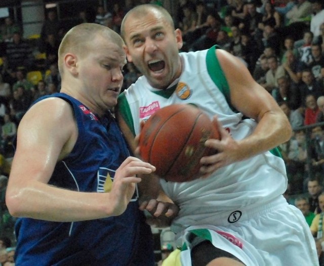 Za chwilę Marcin Flieger z Zastalu zdobędzie dwa punkty. A przy okazji zostanie sfaulowany przez Damiana Kuliga z PBG Basketu.