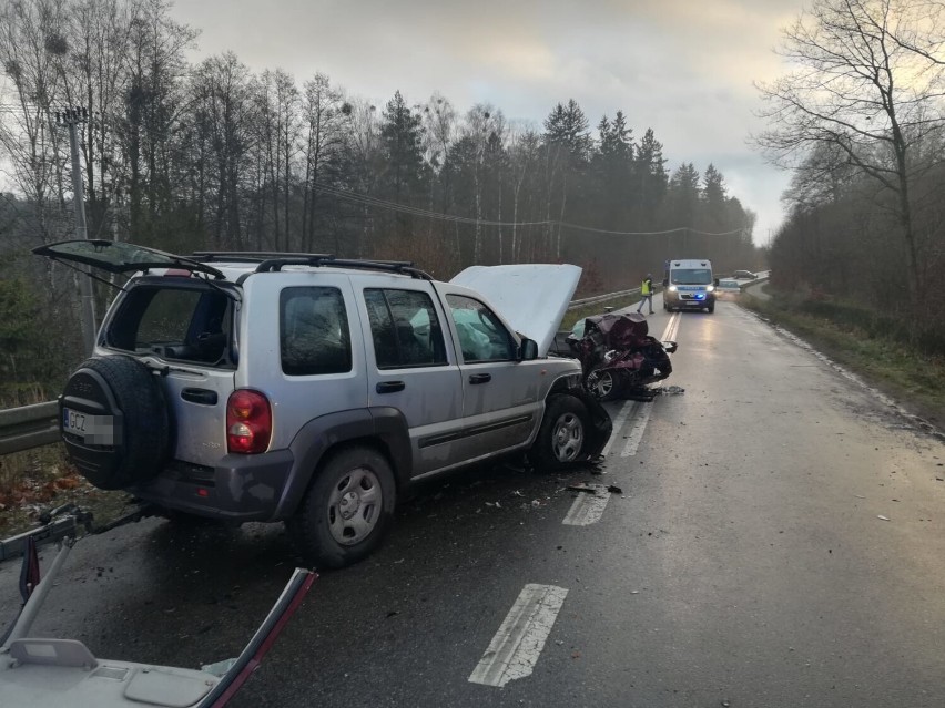 Śmiertelny wypadek pod Przechlewem 22.11.2021.  1 osoba nie żyje, 4 poszkodowane. Droga jest zablokowana. Zdjęcia 