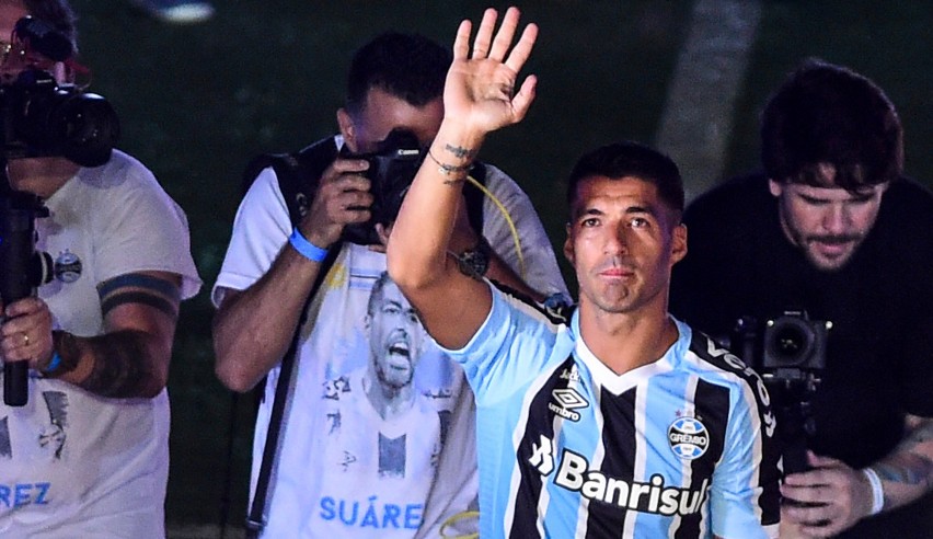 Luis Suárez powitany w nowym klubie. 60 tys. kibiców przyszło na prezentację napastnika. Gratulacje składali Neymar i Sergio Busquets