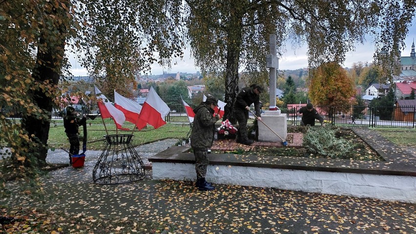 Żołnierze Wojsk Obrony Terytorialnej sprzątali groby na cmentarzach w powiecie opatowskim