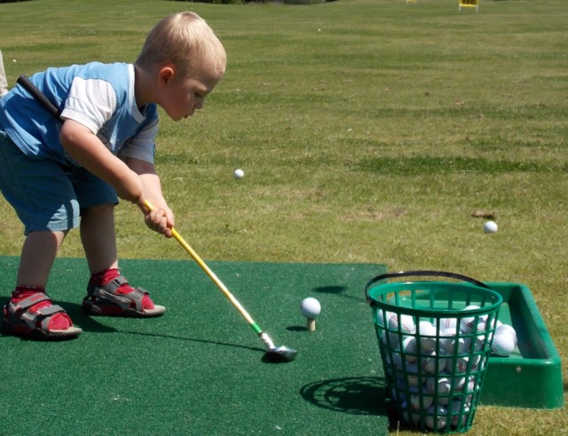 Na nowym polu golfowym swoich sił - pod okiem mamy - próbował m.in. mały Wojtuś.