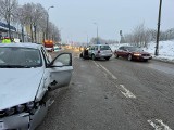 Wypadek volkswagena i alfa romeo na ulicy Poleskiej w Białymstoku. 42-latka trafiła do szpitala, były utrudnienia w ruchu 