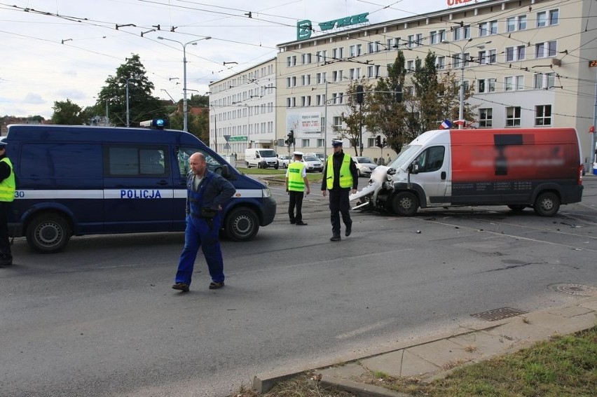 Zderzenie karetki i samochodu osobowego w centrum Gdańska