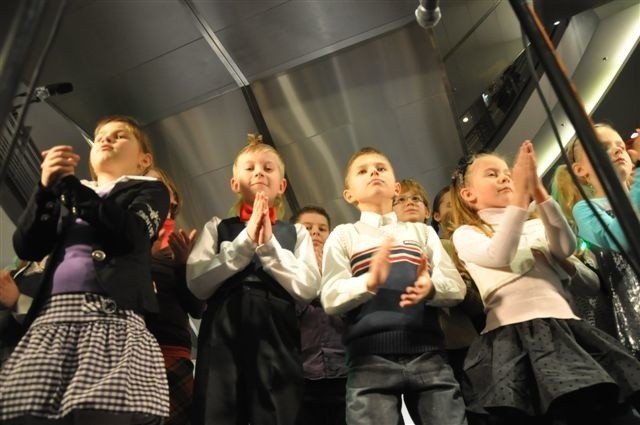 Dzieci śpiewają koledy