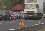 Samochód wjechał w przystanek autobusowy. Trzy osoby zginęły (WIDEO)