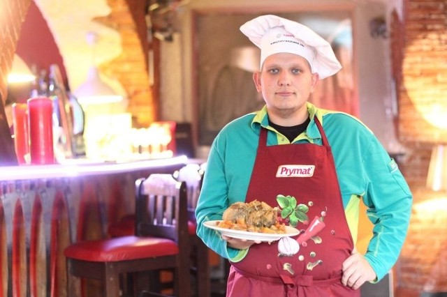 Według zapewnień właścicielki specjalnością lokalu Pysznego Browaru będzie nadal golonka. Na zdjęciu prezentuje ją Piotr Krawczyk, szef kuchni.