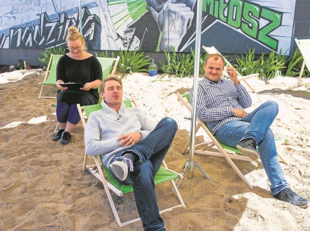 Magdalena Urbańska, Mariusz Bieciuk i Mateusz Budzyński zapraszają wszystkich na plażę, która powstała przy CLZ