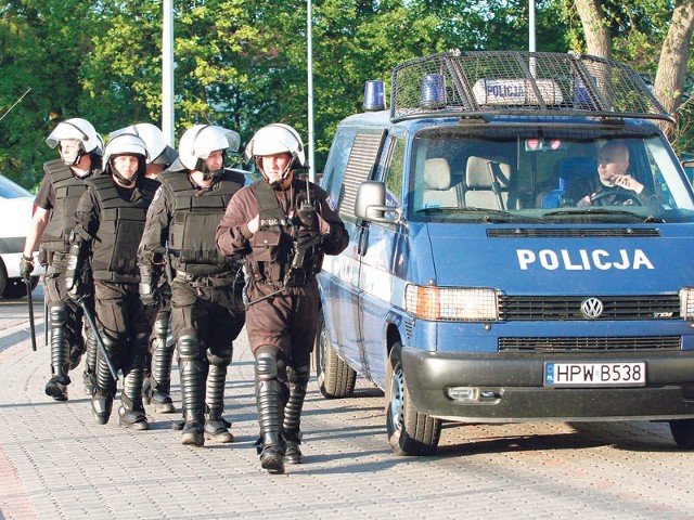 Wiosna 2012 roku, policjanci w Kołobrzegu po meczu Kotwicy z Gwardią Koszalin. W komendzie powiatowej policji pracuje 154 funkcjonariuszy. 