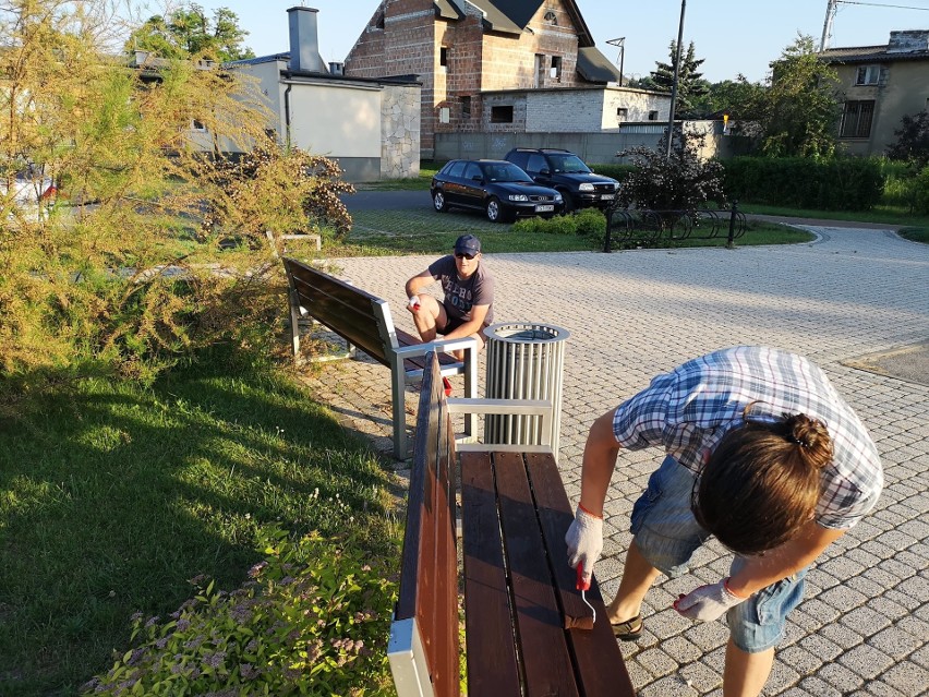 Akcja malowania ławek w Wąchocku. Malują VIP-y i mieszkańcy innych miejscowości