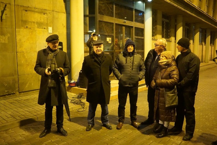 Manifestacja pod siedzibą łódzkiego oddziału Telewizji Polskiej SA. Protestowali w obronie mediów