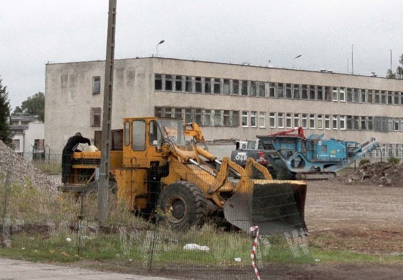 Kolejne prace na lotnisku Sadków. Teraz potrzeba... wielkiej ilości gruzu (zdjęcia)