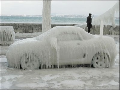 Pozostawiony zimą samochód nad brzegiem morza może się zmienić nie do poznania. 