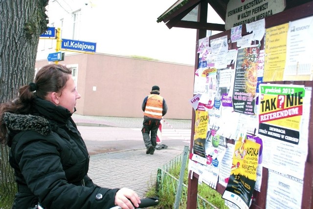 Na tablicy przed dworcem PKP nie ma obwieszczenia. Jest tylko plakat inicjatorów akcji.