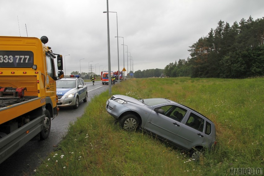 Kierująca srebrną mazdą kobieta straciła panowanie nad...