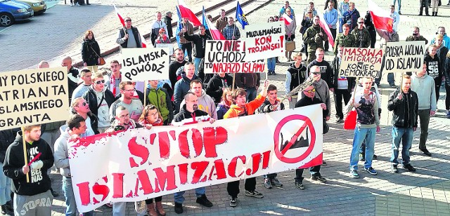 Podczas październikowej manifestacji w Strzelcach Opolskich protestujący dali do zrozumienia, że nie chcą w tych stronach uchodźców. Podobne manifestacje zorganizowano m.in. w Opolu, Prudniku i Nysie. Takie nastawienie części społeczeństwa sprawiło, że gminy nie kwapią się, by deklarować jakąkolwiek pomoc.