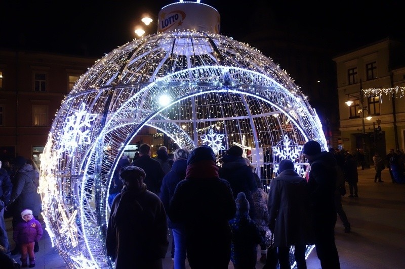 Świąteczna iluminacja na Piotrkowskiej już świeci [ZDJĘCIA]