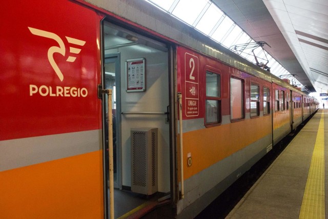 Pracownicy ochrony zdrowia mogą zakupić miesięczne bilety na podróż pociągami POLREGIO za złotówkę.