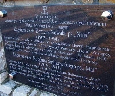 12 lat temu na cmentarzu zamontowano tablicę upamiętniającą dwie osoby związane ze zrzutem Fot. Aleksander Gąciarz