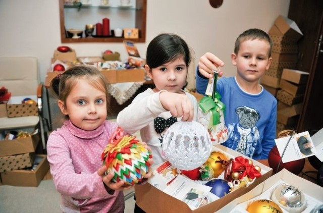 Mela Borawska, Zuzia Łukasiewicz i Jonasz Michaluk doskonale znają przedświąteczną tradycję swojego przedszkola. Wiedzą, że te piękne bombki pomogą kupić nowy sprzęt do ich placówki.
