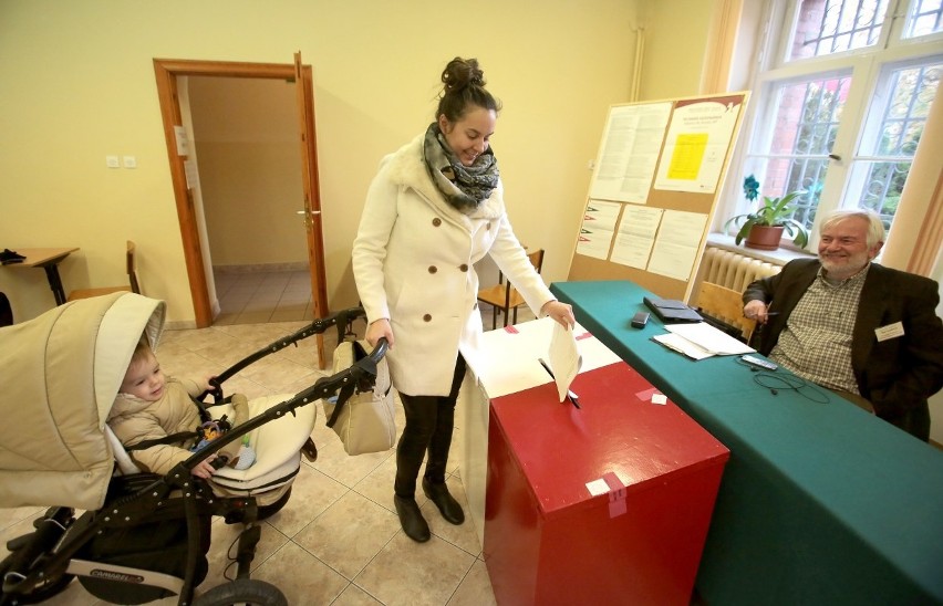 Mieszkańcy Szczecina do wyborczych urn wybrali się z rodzinami [zdjęcia]