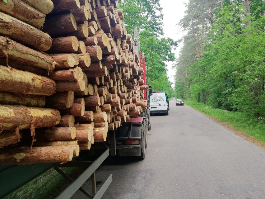 Augustów. Ucieczka kierowcy ciężarówki przewożącej drewno