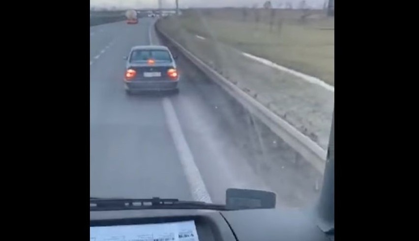 Dziecko idzie poboczem drogi S3. Kierowca BMW wyrzucił je z auta, bo nabrudziło? [FILM]
