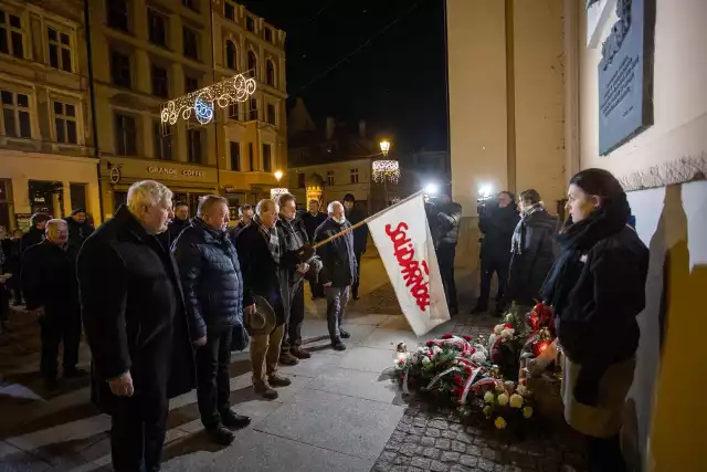 Uroczystość przed tablicą na ścianie kościoła akademickiego pw. Ducha św. na Rynu Staromiejskim, upamiętniającą patriotyczne demonstracje z czasu stanu wojennego, z 1 i 3 maja 1982 roku, w obronie wolności i „Solidarności”