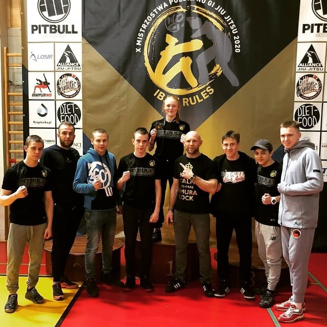 W Luboniu rozegrano 10. Mistrzostwa Polski NoGi Jiu Jitsu. Z reprezentantów Akademii Sztuk Walki Black Panther Bydgoszcz na podium (na najwyższym jego stopniu) stanęła jedyna kobieta bydgoskiego klubu - Daria Brzozowska (na zdjęciu). 15-latka stoczyła trzy walki; dwie z nich wygrała przez poddanie rywalki, a w finale triumfowała na punkty 17:0. To jej drugi złoty medal z rzędu. "Potężna bitwa, z której wracamy z niezliczoną ilością ran i blizn. Kilkanaście pojedynków stoczonych przez męską cześć ASW Fight Teamu było nie wystarczające, żeby stanąć na podium. Jedyna zawodniczka naszego składu Daria Brzozowska odmieniła złą passę tego wyjazdu" - napisał na Facebooku uszczęśliwiony Krzysztof Brzozowski, ojciec Darii, a zarazem właściciel i trener ASW Black Panther przy ulicy Adama Grzymały Siedleckiego 28 w Bydgoszczy.ZOBACZ ZDJĘCIA Z WYJAZDU DO LUBONIA >>>>>>>>