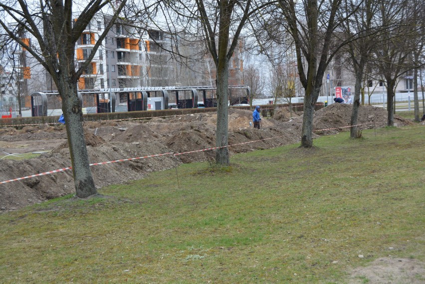 Ostrołęka. Park kieszonkowy u zbiegu ulic Bohaterów Warszawy i alei Jana Pawła II. Rozpoczęła się budowa.5.04.2023
