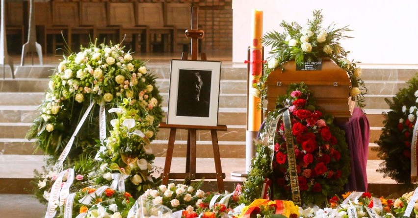 Pogrzeb Ernesta Brylla. Rodzina i przyjaciele pożegnali słynnego poetę i dziennikarza