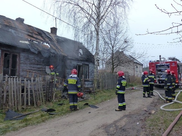 Trzy jednostki Straży Pożarnej gasiły pożar drewnianego domu w Starachowicach.