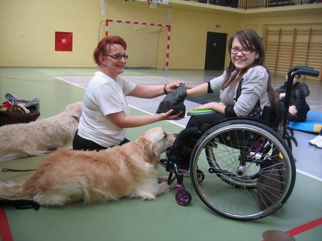 Dogoterapeutka Monika Skórnicka, wraz z dwoma psami, prowadziła ćwiczenia z uczniami "Staszica&#8221;.
