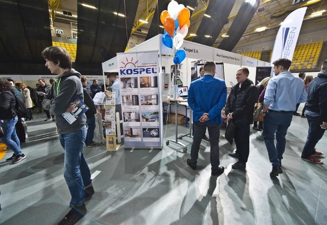 Programiści, kierowcy, pracownicy biurowi, elektrycy, mechanicy - na Środkowopomorskich Targach Pracy GlobalLogic Job Fair można było znaleźć oferty z przeróżnych branż.Role się odwróciły? To pracownicy wybierają, a przedstawiciele firm zachwalają przedsiębiorstwa, jako najlepsze miejsce pracy? Tak! Tak było wczoraj na 15. Środkowopomorskich Targach Pracy GlobalLogic Job Fair, których piętnastą edycję w hali widowiskowo-sportowej w Koszalinie zorganizowało Biuro Karier Politechniki Koszalińskiej. - Oferty przygotowali przedstawiciele siedemdziesięciu pięciu firm. Już od samego otwarcia Targi cieszą się dużym zainteresowaniem nie tylko ze strony studentów - podkreśliła Anna Bartenowska z Biura Karier. Co ważne, Targi Pracy są tylko jedną z form działalności Biura. Dziś prezentuje ona około 400 ofert pracy. - Podoba mi się propozycja bezpośredniej rozmowy z przedstawicielem firmy. Ja przede wszystkim sprawdzam oferty firm lokalnych, bo nie chcę szukać pracy poza Koszalinem. Tu mam rodzinę, tu chcę zostać. Cieszy mnie to, że nie tylko poszukiwani są specjaliści, ale też z ofertą pojawili się przedstawiciele supermarketów - powiedziała nam Klaudia Drzewiecka.Przedsiębiorcy mieli przeróżne pomysły na to, by zaprosić do swojego stanowiska jak największą liczbę osób. Softy Labs, choć jest firmą technologiczną, serwowała... watę cukrową. - Szukamy programistów - poinformował Piotr Jasieniecki. - Jesteśmy firmą krakowską, a pierwszy oddział produkcyjny mamy w Koszalinie. Ideą firmy jest tworzenie oddziałów w mniejszych miastach, gdzie działają uczelnie techniczne. Chcemy właśnie tu pozyskiwać pracowników. Z jak najlepszej strony pokazywali się nie tylko pracodawcy, ale i Politechnika Koszalińska. Niezwykłe projekty zaprezentowali studenci skupieni w kole The North Fashion. - Zajmujemy się nie tylko modą i projektowaniem odzieży, ale też makijażem, stylizacją. Mamy świetną pracownię fotograficzną i krawiecką - wyliczały Adrianna Wichrowska i Barbara Bukowska. Zainteresowanych nie brakowało.