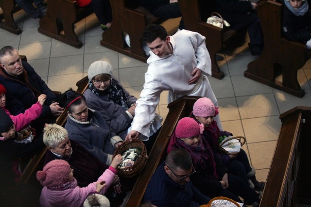 Wkrótce nie będzie trzeba szukać gotówki, żeby złożyć ofiarę  na tacę. W archidiecezji lubelskiej oraz krakowskiej władze kościelne zdecydowały o instalacji pierwszych ofiaromatów w parafiach.  Chodzi o terminale do płatności kartą. Jak tłumaczy w Dzienniku Wschodnim ks. Adam Jaszcz, rzecznik prasowy archidiecezji lubelskiej, która eksperymentalnie uruchomi ofiaromat w jednej z parafii, urządzenie pozwoli na wybranie konkretnej sumy i przeznaczenia składanej ofiary np. na cele charytatywne lub parafialne. Terminal stanie w neutralnym miejscu, czyli w przedsionku kościoła. Nie zmieni się tradycyjny sposób składania ofiar, np. na tacę.