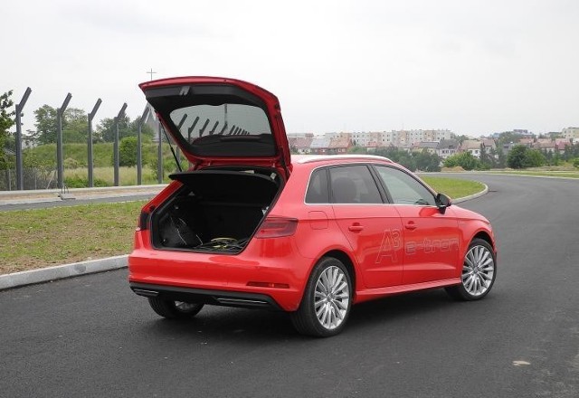 Napęd Audi A3 Sportback e-tron opiera się na koncepcji hybrydy równoległej. Zastosowany tu silnik spalinowy to zmodyfikowana jednostka 1.4 TFSI (z turbodoładowaniem) generująca moc 150 KM i moment obrotowy 250 Nm / Fot. Wojciech Frelichowski