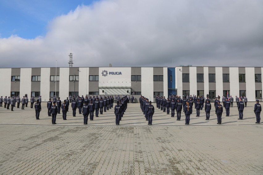 Małopolska ma 70 nowych policjantów. Właśnie złożyli ślubowanie [ZDJĘCIA]