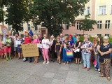 Protest pod Sądem Okręgowym w Opolu. Grupa opolan domagała się respektowania unijnego prawa