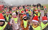 Inowrocław. Kilkaset małych uczestników "Mikołajkowych Biegów dla Dzieci" na inowrocławskim stadionie. Zdjęcia