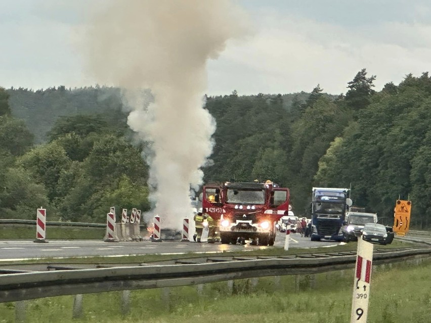 Pożar na autostradzie A4 pod Krakowem. Ruch wstrzymany, potężny zator