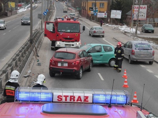 Rozbite samochody zatarasowały część jezdni, co szczególnie tuż przed godziną 8 utrudniło ruch w kierunku Kielc.