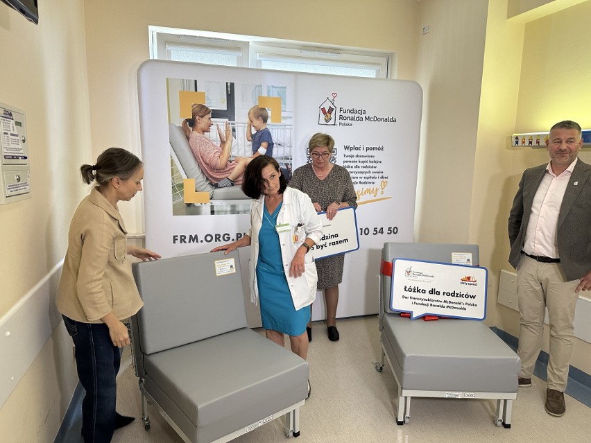 O 10 wygodnych łóżek dla rodziców wzbogacił się Oddział Chirurgii Dziecięcej Mazowieckiego Szpitala Specjalistycznego w Radomiu 